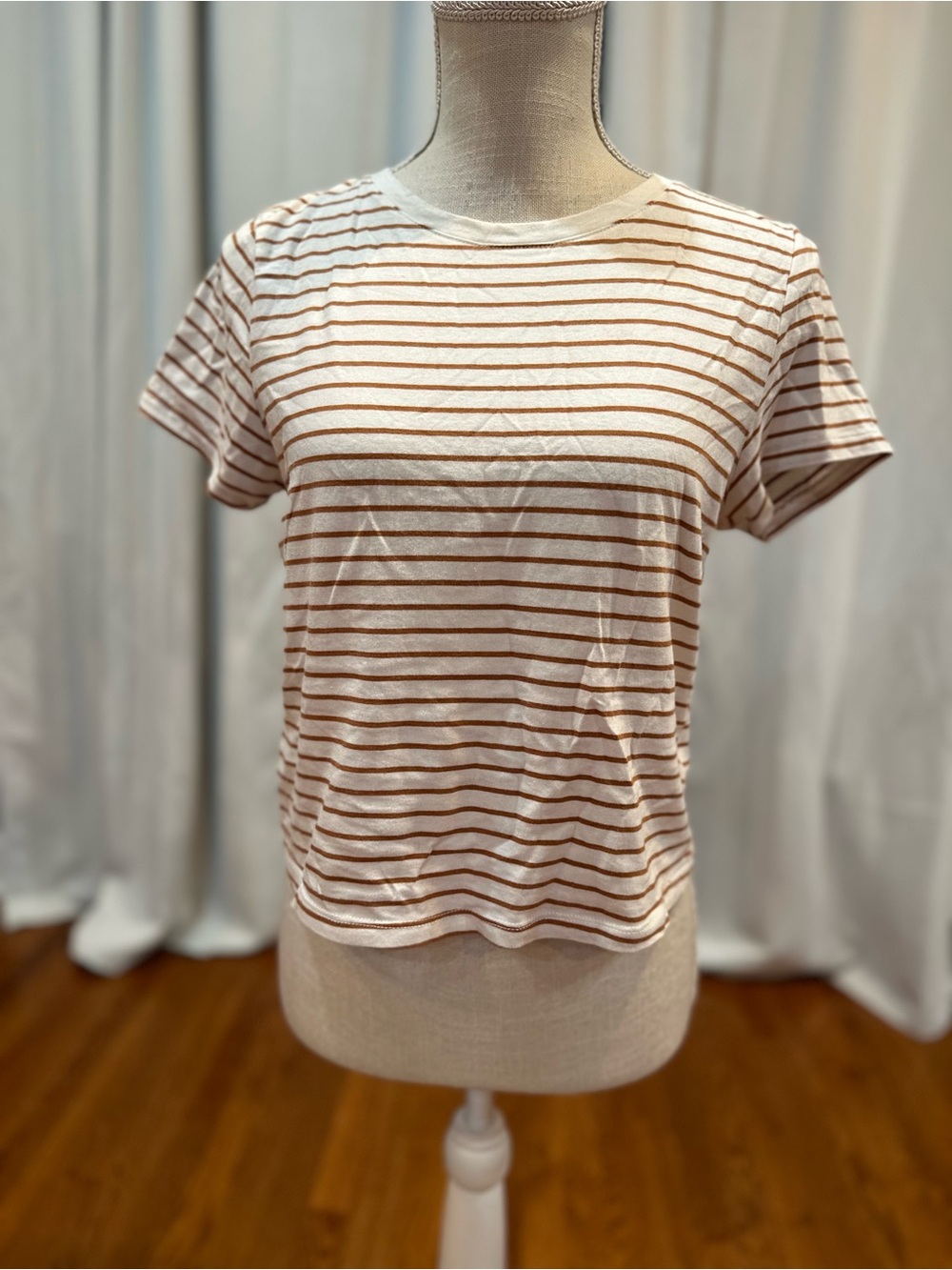 Old Navy tan and white striped short sleeve bestee tee women’s size medium EUC